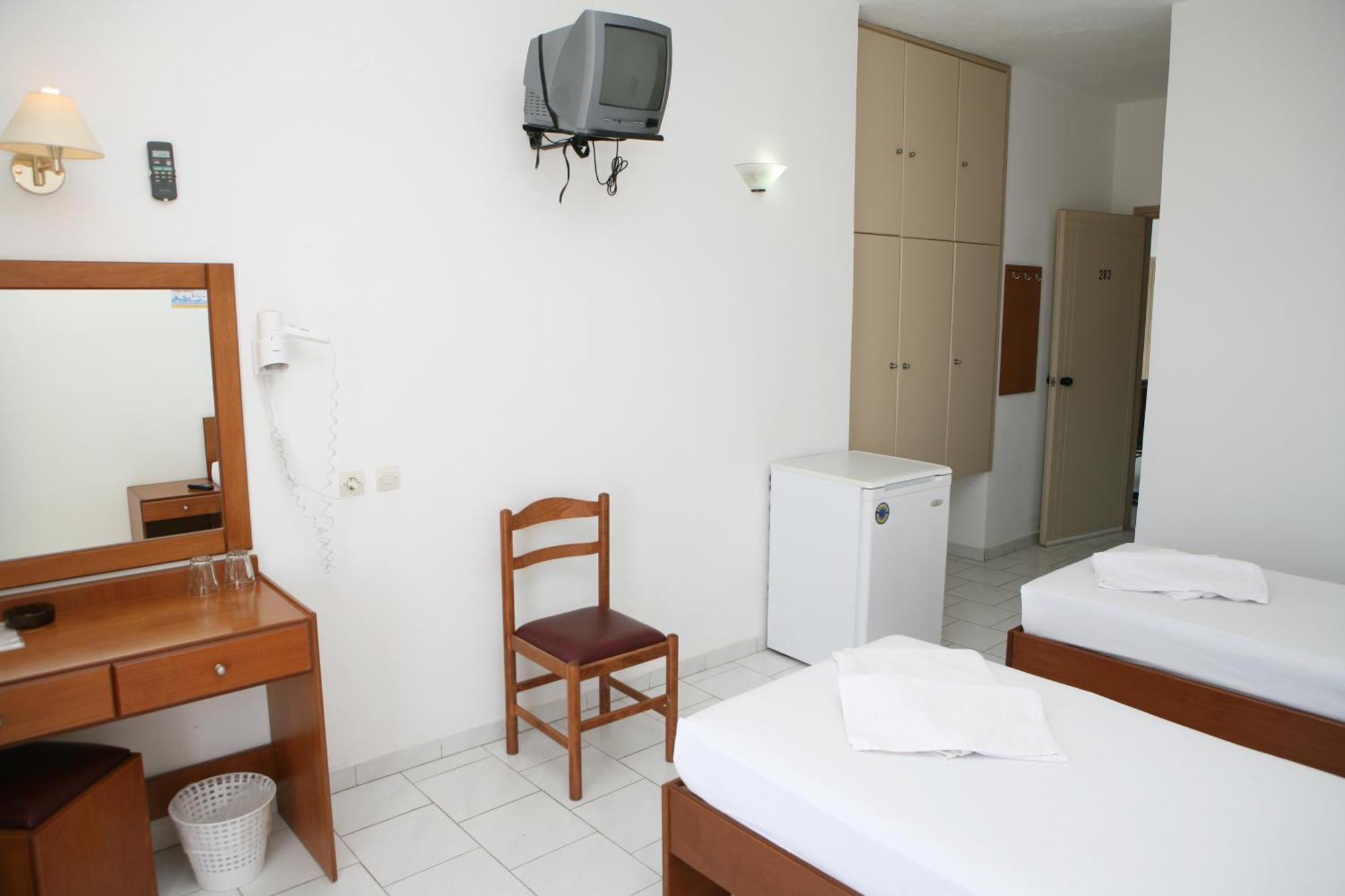 Hotel Kathrin Beach アデリアノス・カンポス エクステリア 写真